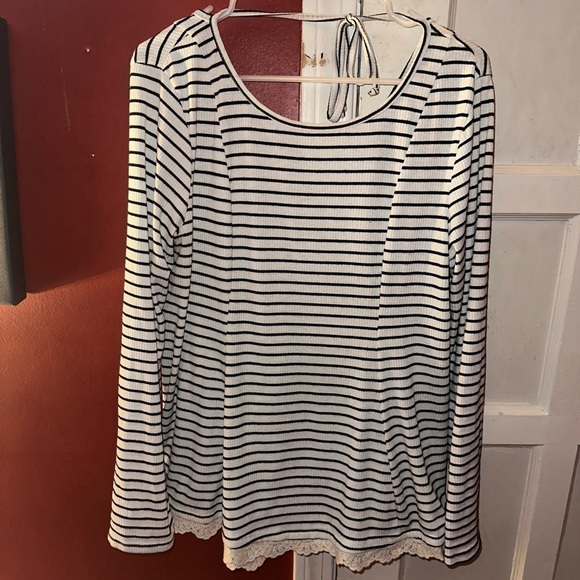 𝅺Xhiliration Scoopneck Lace Long-Sleeve Striped Top with Low-Back Tie - Picture 2 of 6